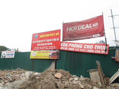 Hình ảnh luộm thuộm của "ma trận" quảng cáo ở Hà Nội 1463371270-10