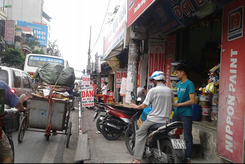 Hình ảnh luộm thuộm của "ma trận" quảng cáo ở Hà Nội 1463371270-2