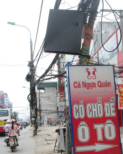 Hình ảnh luộm thuộm của "ma trận" quảng cáo ở Hà Nội 1463371270-5