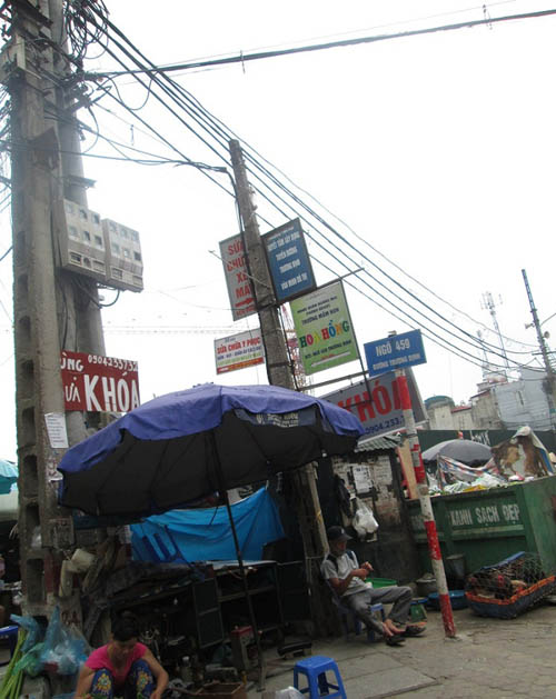 Hình ảnh luộm thuộm của "ma trận" quảng cáo ở Hà Nội - 6