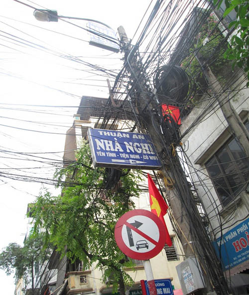 Hình ảnh luộm thuộm của "ma trận" quảng cáo ở Hà Nội 1463371270-7