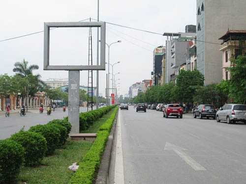 Hình ảnh luộm thuộm của "ma trận" quảng cáo ở Hà Nội - 8