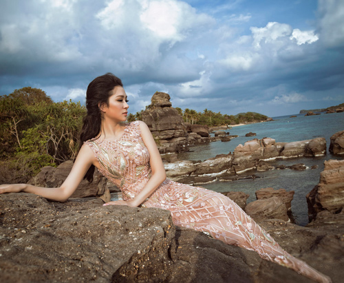 Hoa hậu Nguyễn Thị Huyền đẹp như nữ thần bên bờ biển - 1
