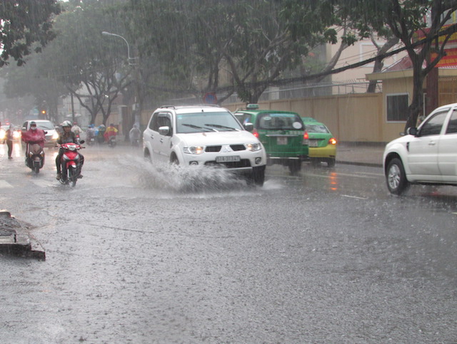 Sài Gòn đón cơn mưa “mù trời” hơn 1 giờ đồng hồ - 1