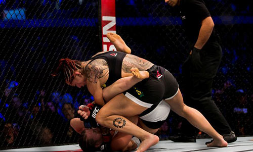 Ra mắt UFC, “Quái nữ” khiến mọi đối thủ e sợ - 1