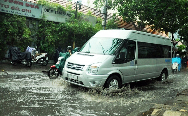 Mưa lớn nhất từ đầu năm, nhiều tuyến đường SG “tê liệt” - 3