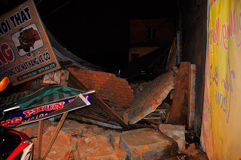 Hàng trăm chiến sĩ phong tỏa ngôi nhà sập ở Đồng Nai - 1