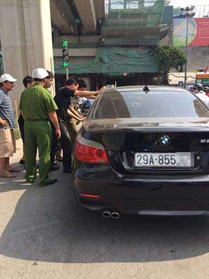 HN: CSGT phá cửa, cứu tài xế ngất lịm trong xe BMW - 1