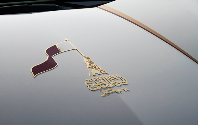 Chiếc xe được đặt hàng nhân kỷ niệm Quốc khánh Qatar, nên hình quốc kỳ nước này đã được làm bằng vàng nổi bật trên nắp ca-pô