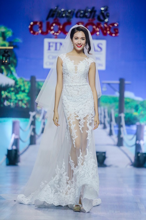 Diệu Huyền bế bụng bầu 8 tháng lên sàn diễn catwalk - 3