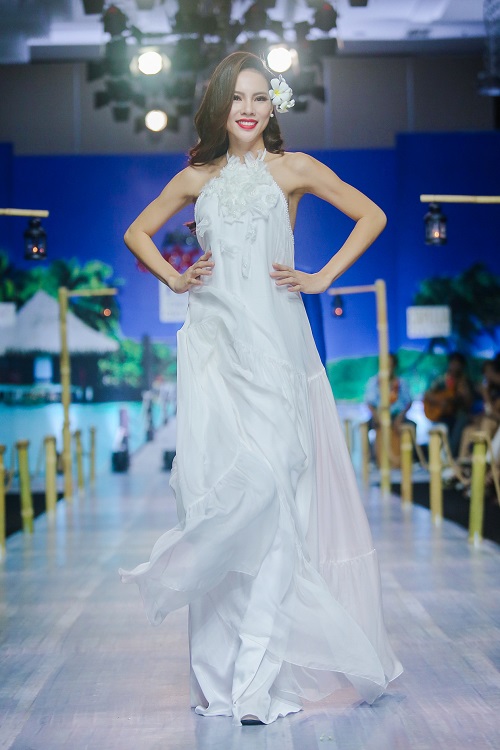 Diệu Huyền bế bụng bầu 8 tháng lên sàn diễn catwalk - 4
