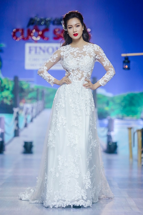 Diệu Huyền bế bụng bầu 8 tháng lên sàn diễn catwalk - 7