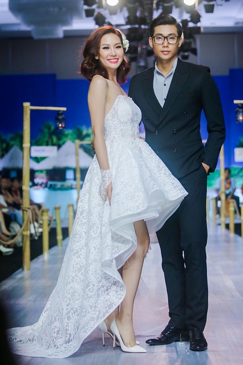 Diệu Huyền bế bụng bầu 8 tháng lên sàn diễn catwalk - 11