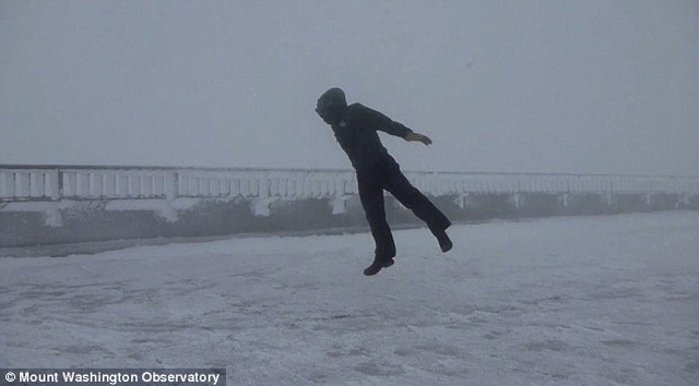 Video: Điều xảy ra khi đi ngược gió 175km/giờ - 2