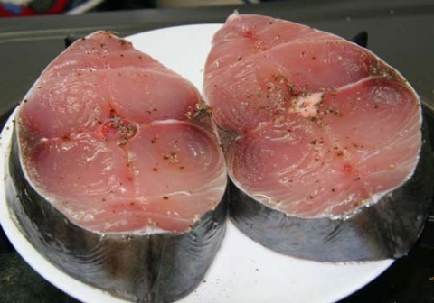 Bữa cơm ngon lành với cá thu sốt dưa, canh nấm nấu chua - 1