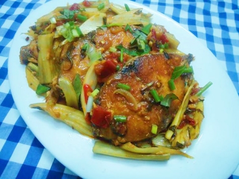 Bữa cơm ngon lành với cá thu sốt dưa, canh nấm nấu chua - 2