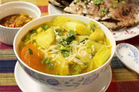 Bữa cơm ngon lành với cá thu sốt dưa, canh nấm nấu chua - 4