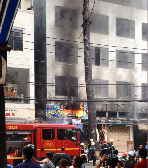 TPHCM: Khói lửa dữ dội ở cư xá, dân hoảng hốt tháo chạy - 1