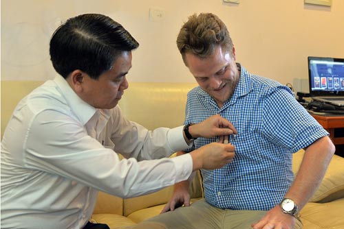 Chủ tịch TP Hà Nội cảm ơn “ông Tây” lội mương dọn rác - 2