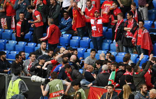CĐV Liverpool - Sevilla hỗn chiến kinh hoàng - 1