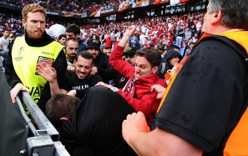 CĐV Liverpool - Sevilla hỗn chiến kinh hoàng - 7