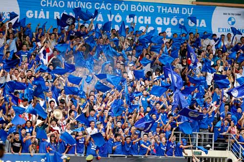 CĐV Quảng Ninh “giận” VPF, đeo khẩu trang xem bóng đá - 1