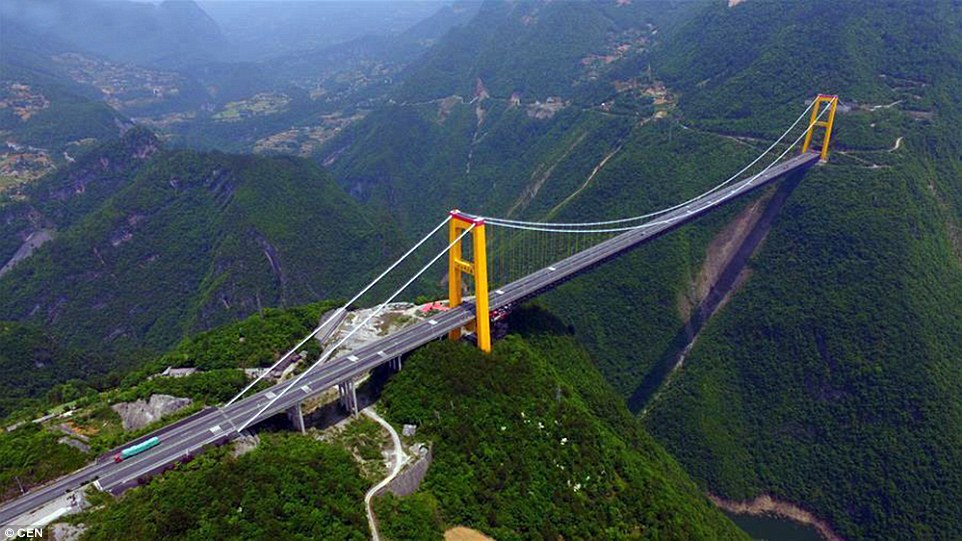 Vẻ đẹp choáng ngợp của cầu treo cao nhất thế giới - 1