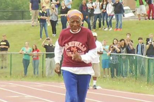 Cụ bà U100 ngã sấp mặt, vẫn phá kỷ lục chạy 100m - 1