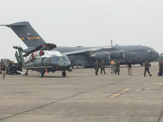 “Soi” siêu trực thăng của Obama đang ở sân bay Nội Bài - 1