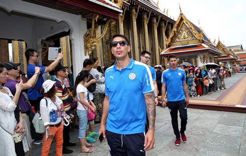 Leicester rước cúp "đại náo" đường phố Thái Lan - 10