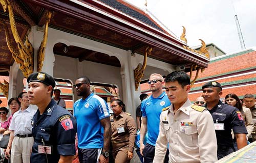 Leicester rước cúp "đại náo" đường phố Thái Lan - 11