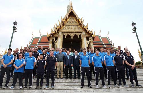 Leicester rước cúp "đại náo" đường phố Thái Lan - 12