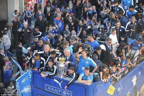 Leicester rước cúp "đại náo" đường phố Thái Lan - 4