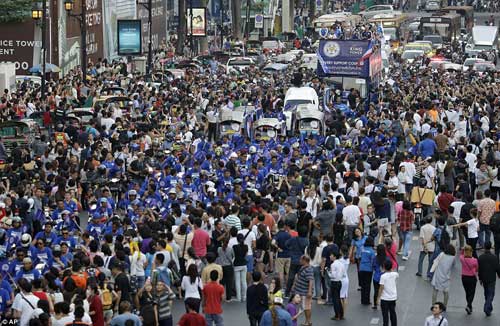 Leicester rước cúp "đại náo" đường phố Thái Lan - 5
