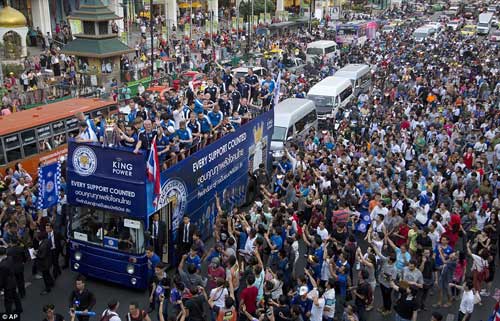 Leicester rước cúp "đại náo" đường phố Thái Lan - 7