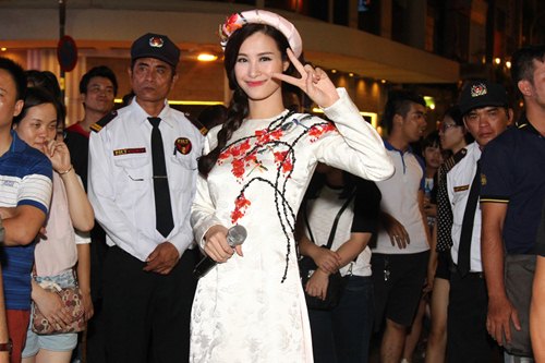 Dong Nhi thanh pho ao dai 2016