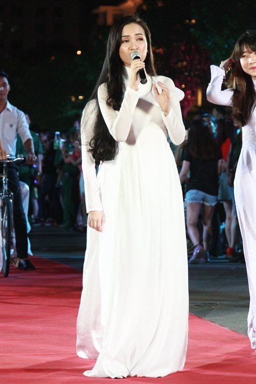 Đông Nhi và Thu Minh cùng nhiều ca sĩ khác mặc áo dài trong chương trình Thành phố áo dài 2016
