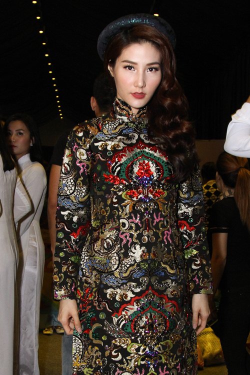 Dong Nhi va Thu Minh mac ao dai