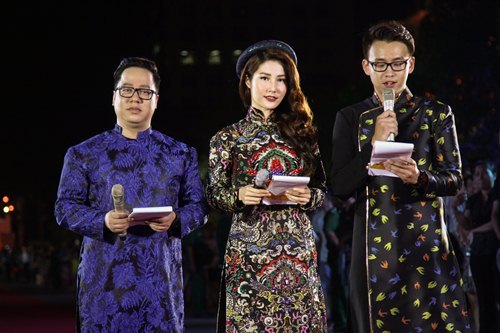 Dong Nhi va Thu Minh mac ao dai tren pho di bo Nguyen Hue