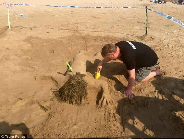 Cảnh sát Anh gây sốc vì nặn cát cô gái khỏa thân chết - 1