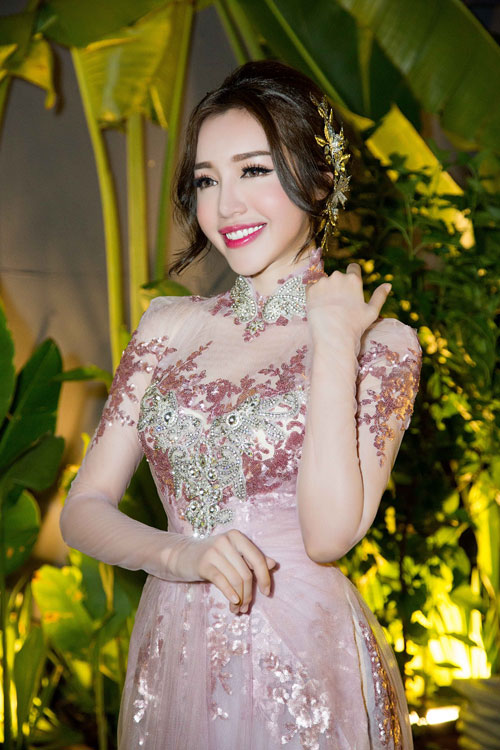 Elly Trần xuất hiện trên phố đị bộ Nguyễn Huệ