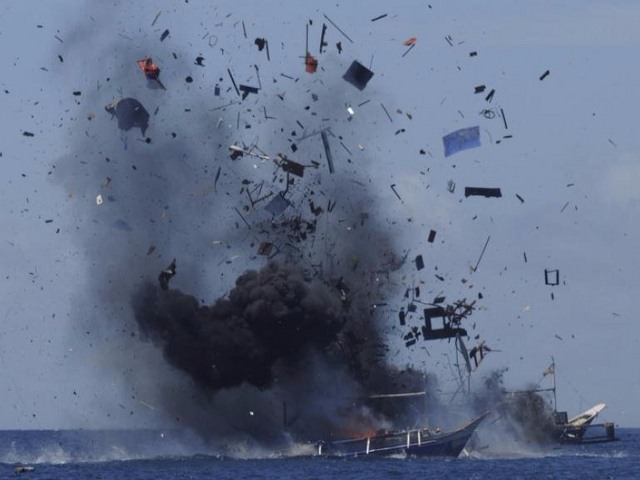 Vì sao Indonesia &#34;thích&#34; cho nổ tung tàu đánh cá trộm? - 1