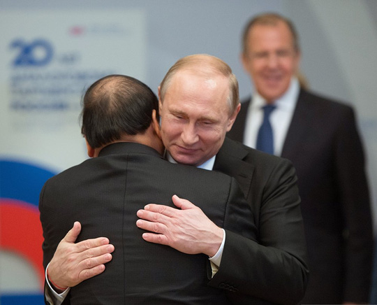 Ông Putin nồng thắm ôm Thủ tướng Nguyễn Xuân Phúc - 1