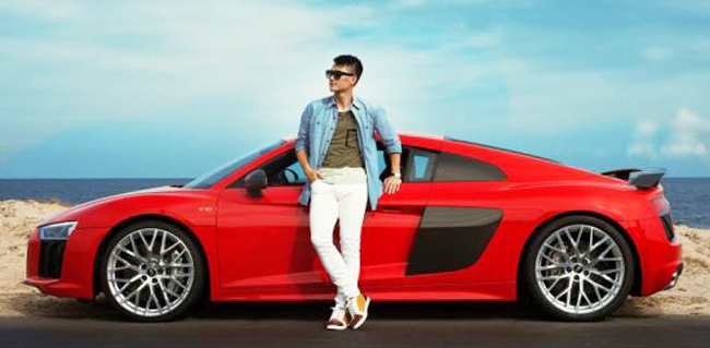 Cầu thủ gốc xứ Nghệ ăn mặc khá phong cách bên chiếc siêu xe Audi R8 V10 Plus 2016.
