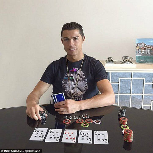 Ronaldo đạt kỉ lục không tưởng trên mạng xã hội - 1