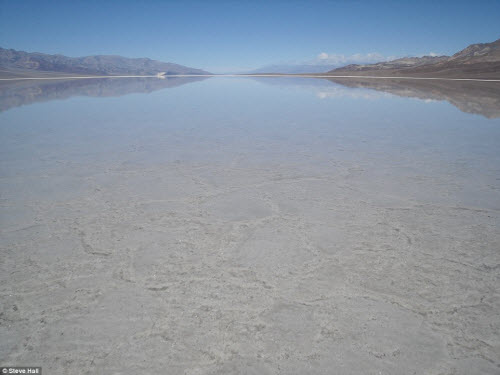 Hồ nước bất ngờ xuất hiện giữa thung lũng Chết - 1