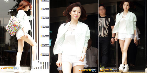 Xuân Trường đồng hành với người đẹp ca sỹ Sunny - 2