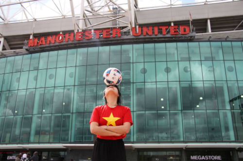 Hình ảnh đẹp như mơ của fan Việt ở Old Trafford - 3