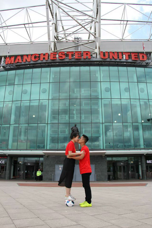 Hình ảnh đẹp như mơ của fan Việt ở Old Trafford - 4