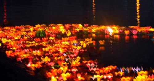 Hoa đăng đẹp lung linh trên sông Sài Gòn đêm Rằm tháng Tư - 1